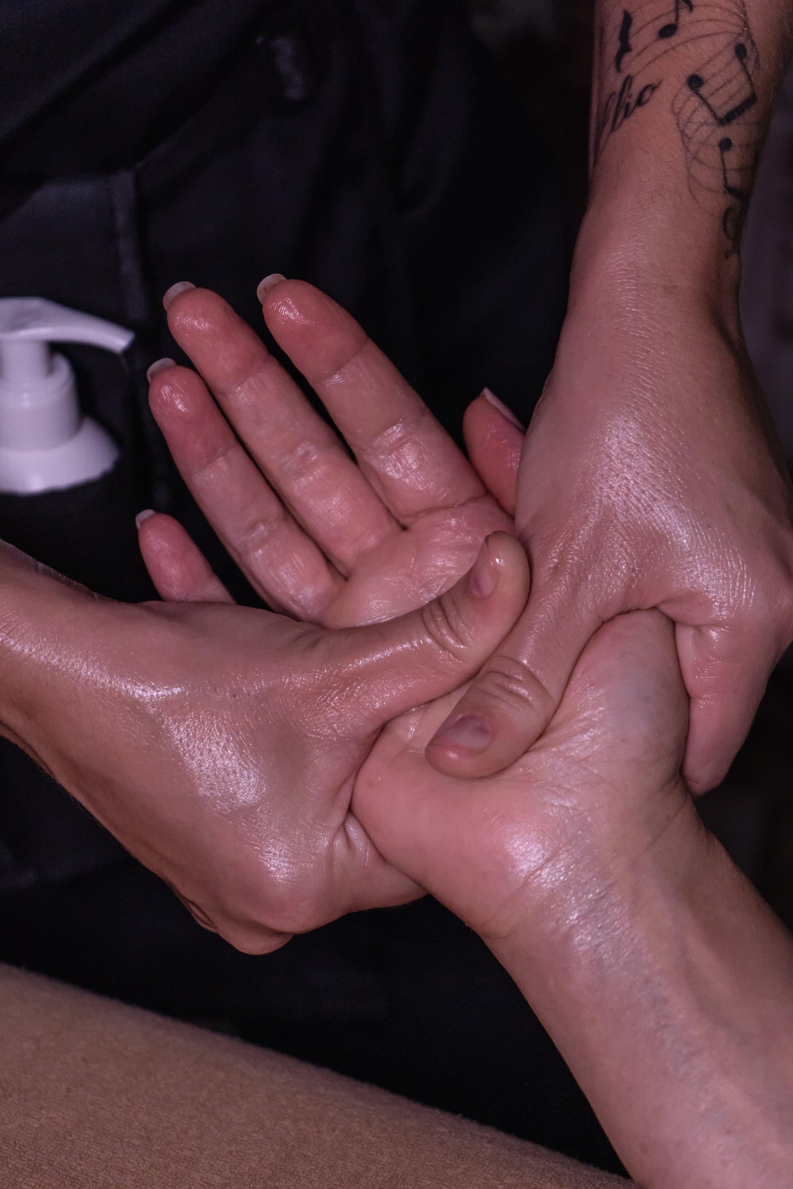Mains en plein massage, geste précis et enveloppant — Réliana B.