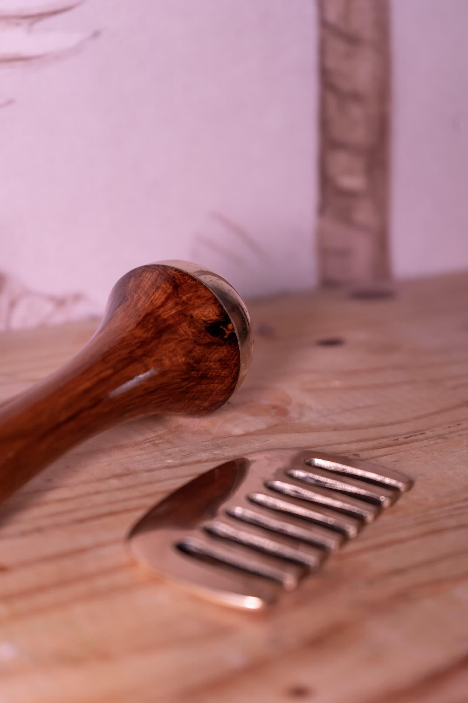 Kansa Wand et outil Mushroom, les deux outils enseignés pendant la formation
